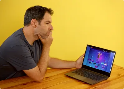 איש מסתכל על מחשב ומחובר לאתר חידות ואתגרים אונליין